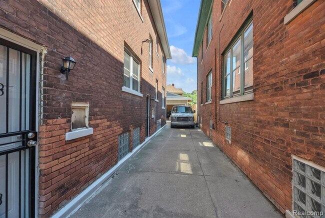 Building Photo - 3273 Cortland St