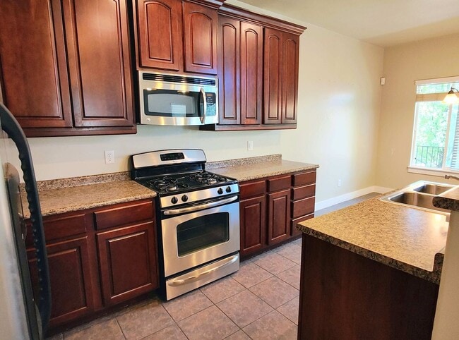 Building Photo - AMAZING CONDO 2 MASTER SUITES 2 CAR GARAGE