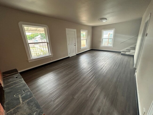 Building Photo - Beautifully renovated 3bedroom/2 bath house. 1/2 off 1st month's rent!