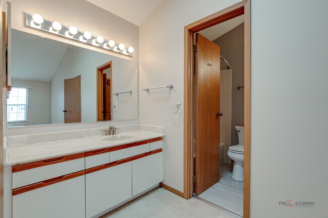 Building Photo - 614 Le Parc Cir