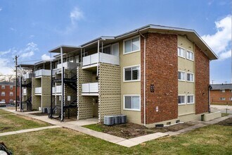 Building Photo - 567-581 Riverview Dr