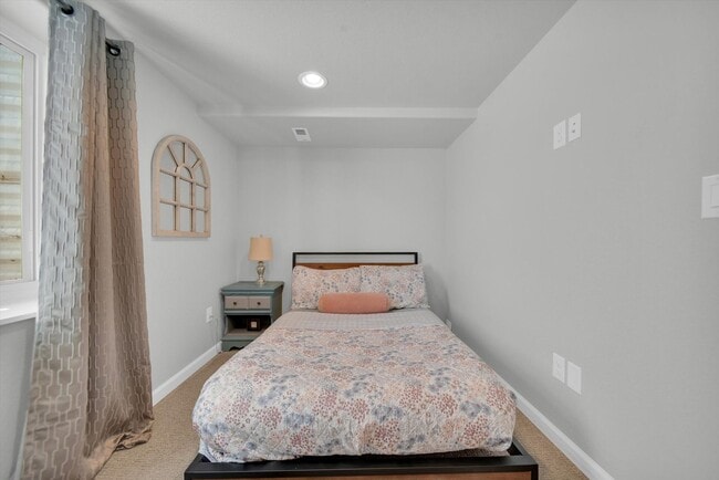 Building Photo - Welcome Home to this beautiful 5-bedroom h...