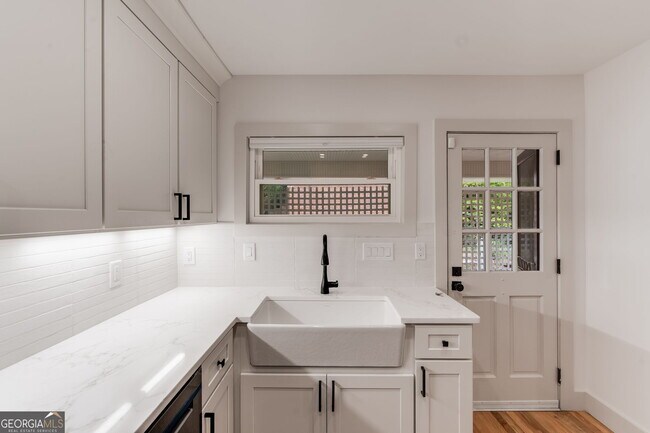 Building Photo - 493 Sybil Ln SE