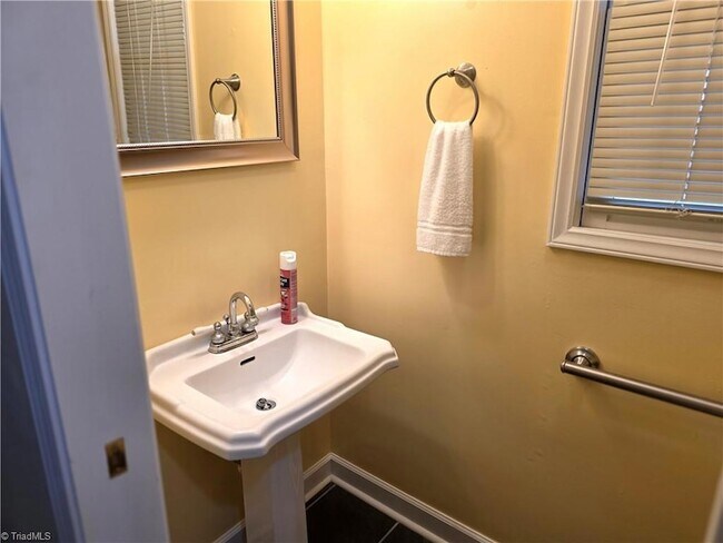 Building Photo - 1085 Brown Rd