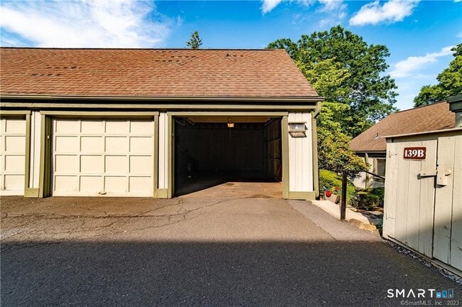 Building Photo - 140 Woodvale Dr