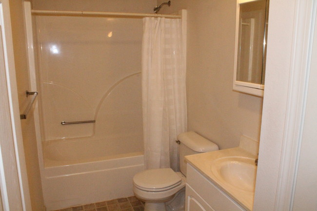 Bathroom - 1121 Roosevelt St