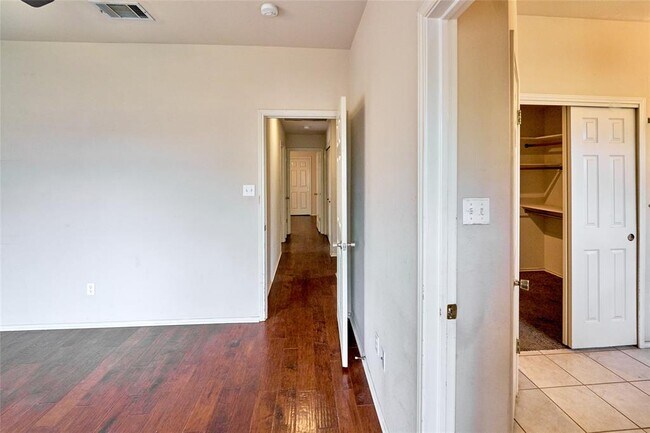 Building Photo - 2712 Settlement Dr