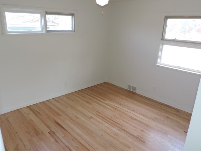 Building Photo - Brookridge Heights 2 Bedroom, 1 Bath Home ...
