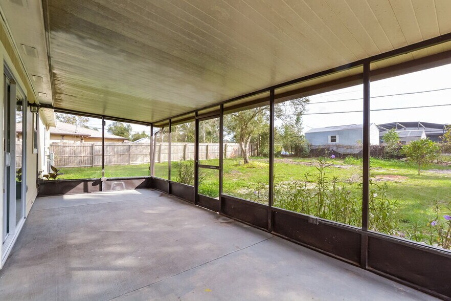 Building Photo - 2721 Sweet Springs St