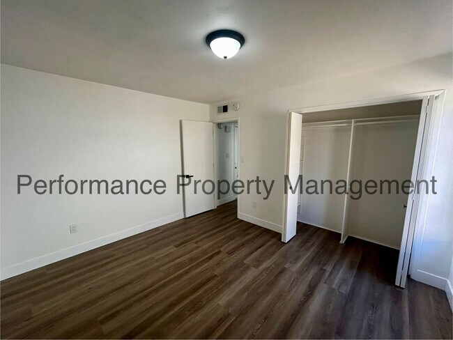 Building Photo - Stunning 3 Bed/2 Bath Split Wing Home w/ R...
