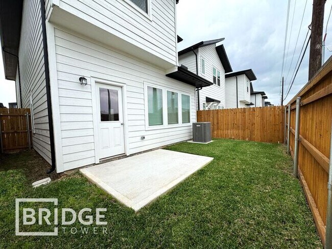 Building Photo - 33118 Willow Hts Ln