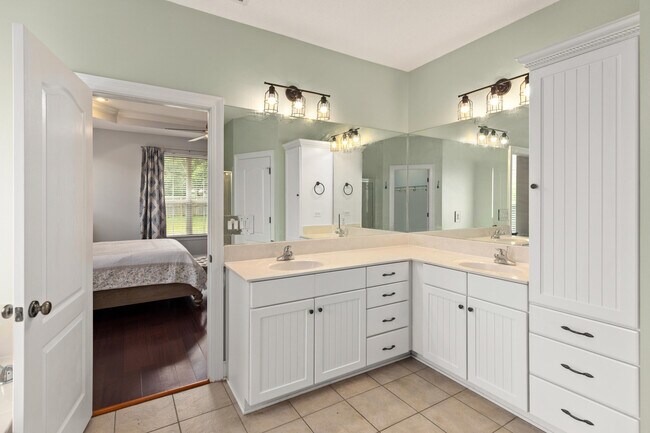 Building Photo - 2899 Chanterelle Cove