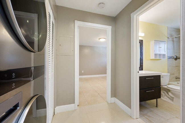 Building Photo - 811 SE 4th Ave