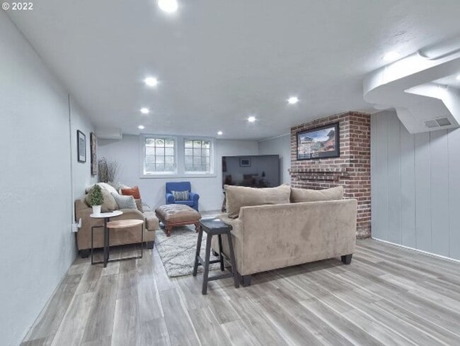 Building Photo - Gorgeous Modern Home Ready to Rent!