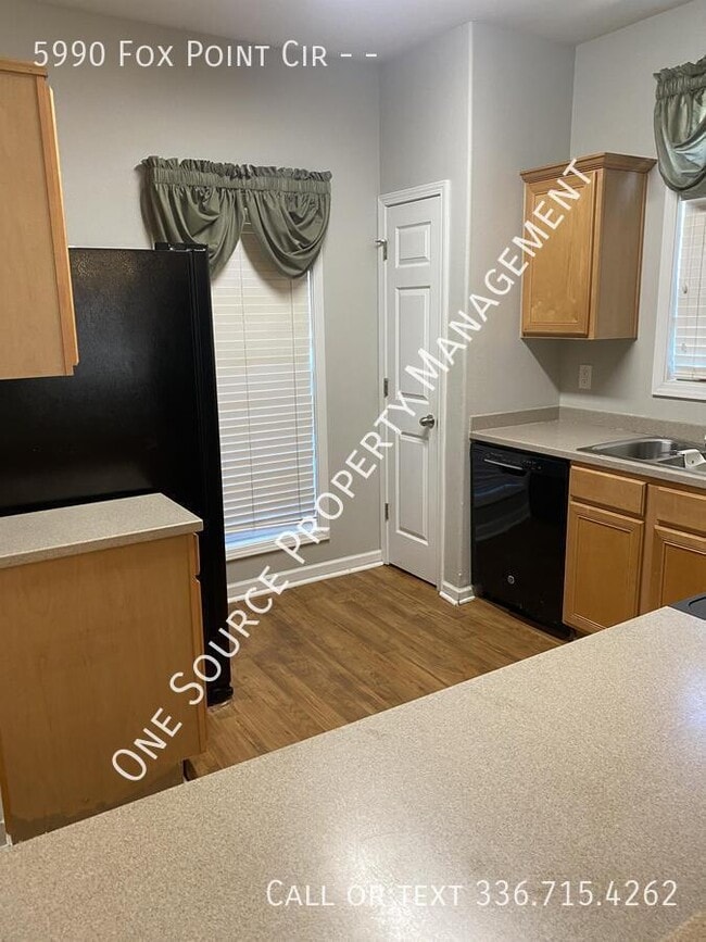 Building Photo - 5990 Fox Point Cir