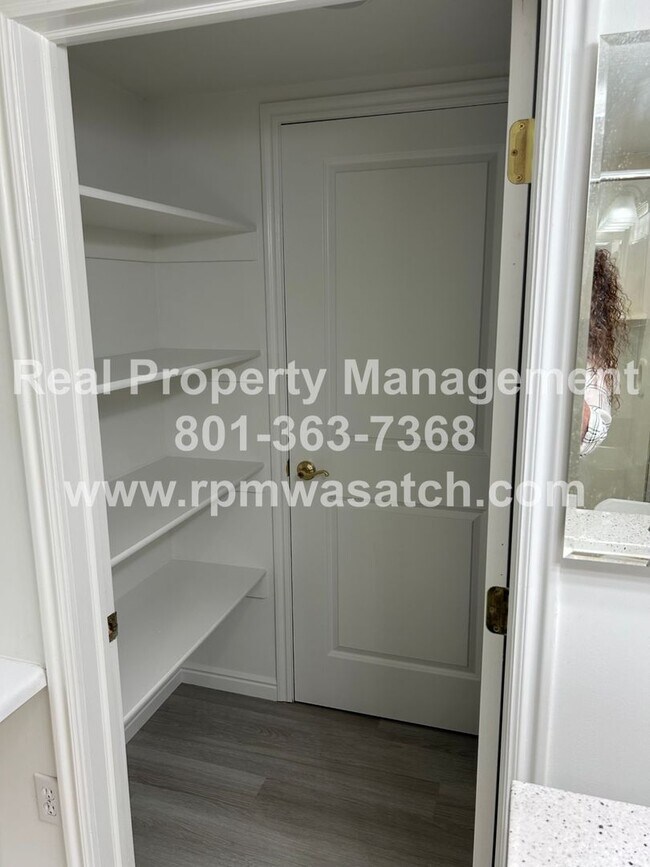 Building Photo - Don't miss out on this gorgeous and spacious basement apartment. It will go fast!!