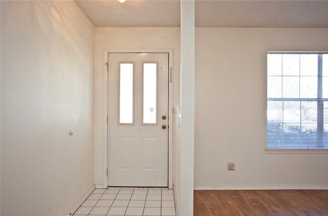 Building Photo - 58 Holly Dr