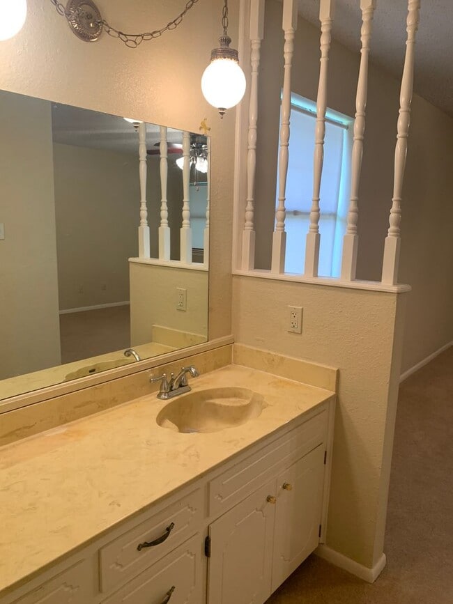 Building Photo - Cozy and Quaint 2 bedroom 2 bath with bonu...