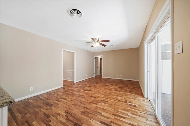 Building Photo - 4406 Rosebay Dr