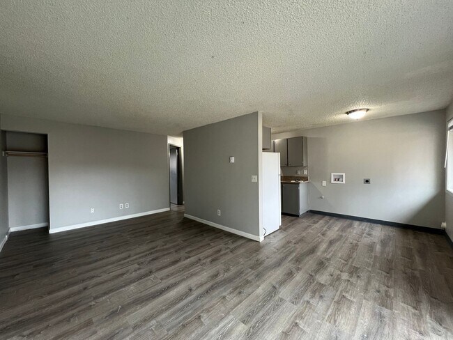 Building Photo - Surrey Square Apartments