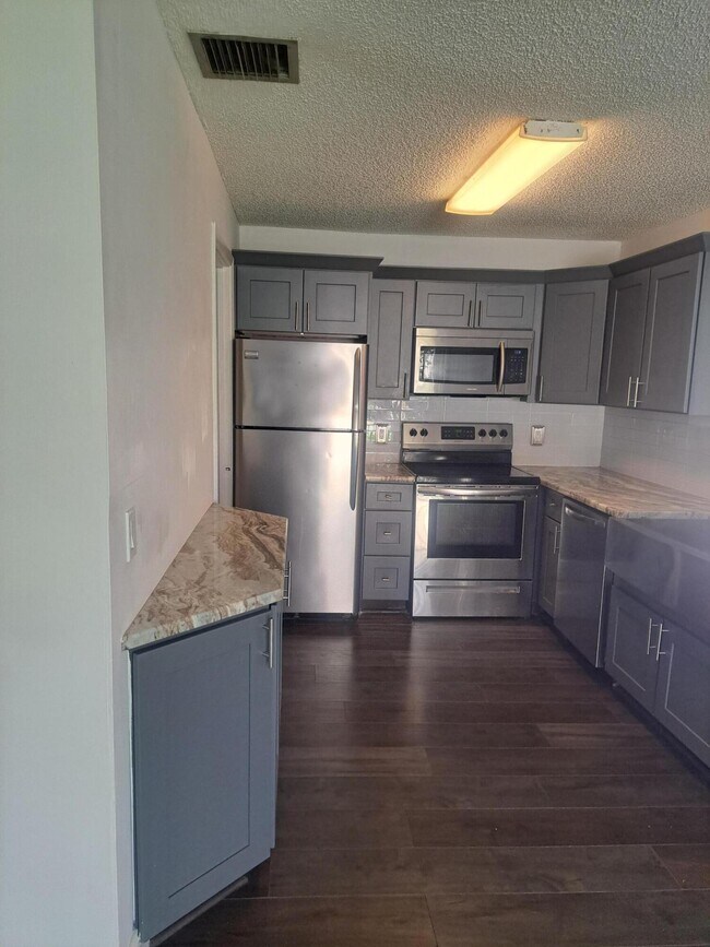 Building Photo - 2050 Oleander Blvd