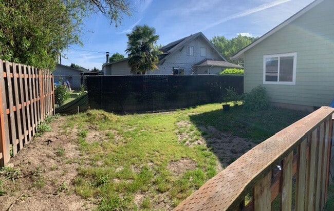 Building Photo - $2,600 - Beautifully-maintained single level Ranch-style Three Bedrooms, Two Baths home Ready To ...