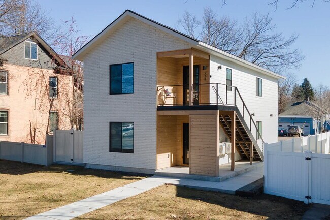 Building Photo - Centrally located fully furnished (Avail. Oct-May)