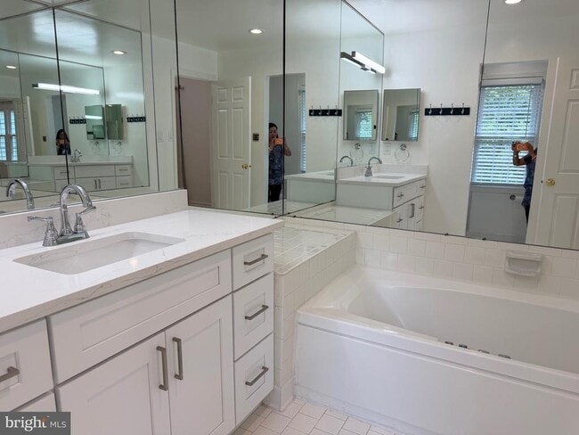 Building Photo - 10113 Galsworthy Pl