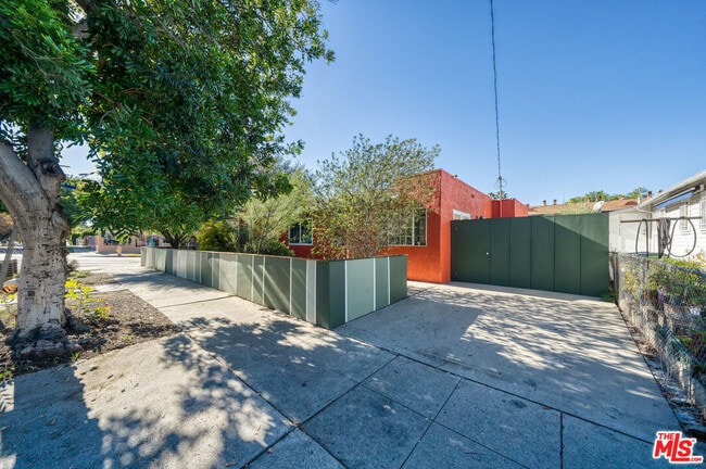 Building Photo - 953 N Hoover St