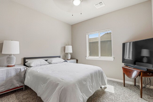 Building Photo - BEAUTIFUL FAR EAST HOME RIGHT OFF I-10, PET FRIENDLY WITH NO BREED RESTRICTIONS