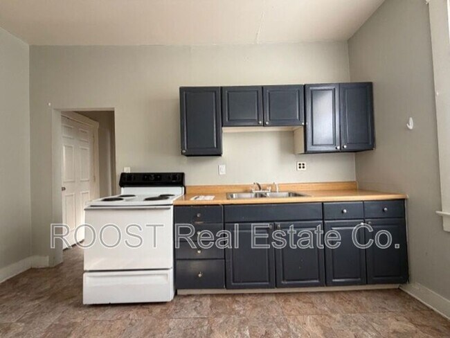 Building Photo - 902-904 1/2 S Limestone St.