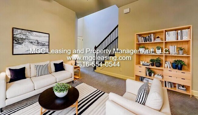 Building Photo - This Townhome Has Something for Everyone