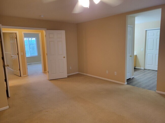 Building Photo - 3 Bedroom, 2.5 Bath Home with A/C - Availa...