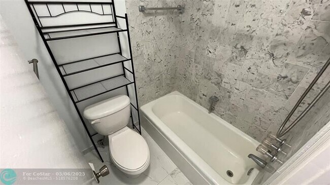 Building Photo - 6443 Bay Club Dr