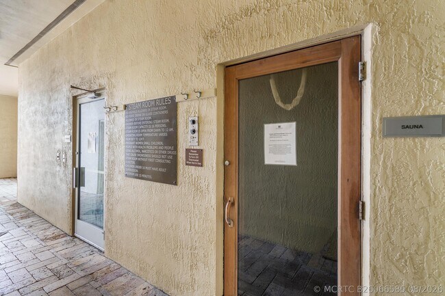 Building Photo - 801 S Olive Ave