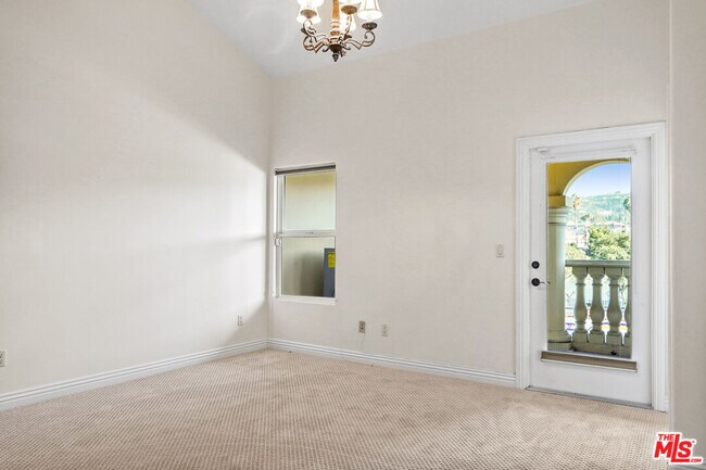 Building Photo - 1050 N Edinburgh Ave