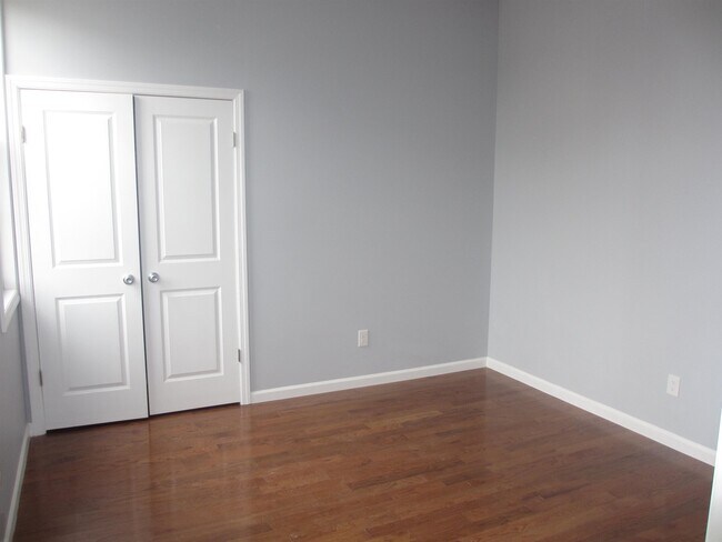 Building Photo - 585 Bramhall Ave