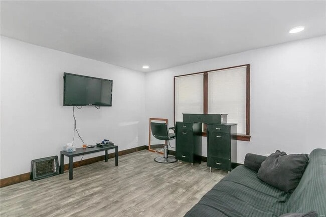 Building Photo - Charming 2-Bedroom Home