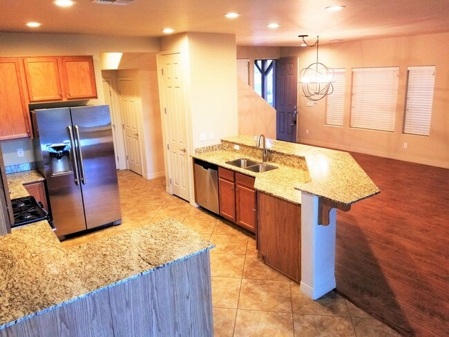 Building Photo - Beautiful, Pet Friendly, Multi-level, 2110 sqft, Luxury Townhouse w/A/C! 3 Bed, 2.5 Bath, + Loft ...