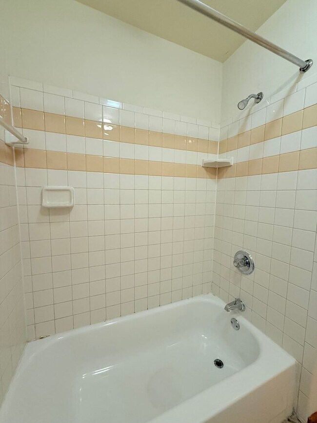 Building Photo - 2 Bedroom, 1.5 bath Townhouse: Cedar Grove...