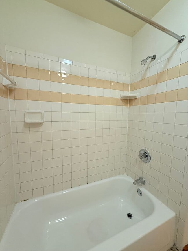 Building Photo - PRICE REDUCED! 2 Bedroom, 1.5 bath Townhou...