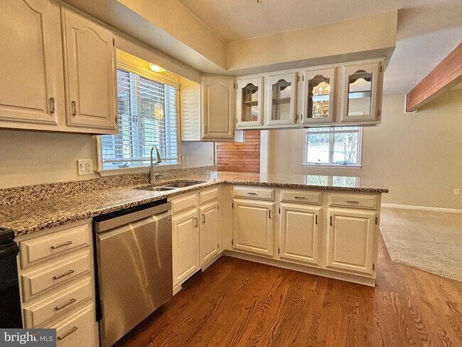 Building Photo - 498 Dean Dr