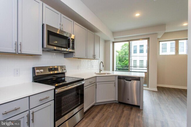Building Photo - 1227 N 7th St
