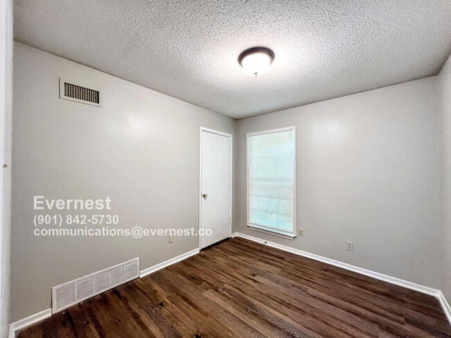 Building Photo - 6375 Greenbriar Dr