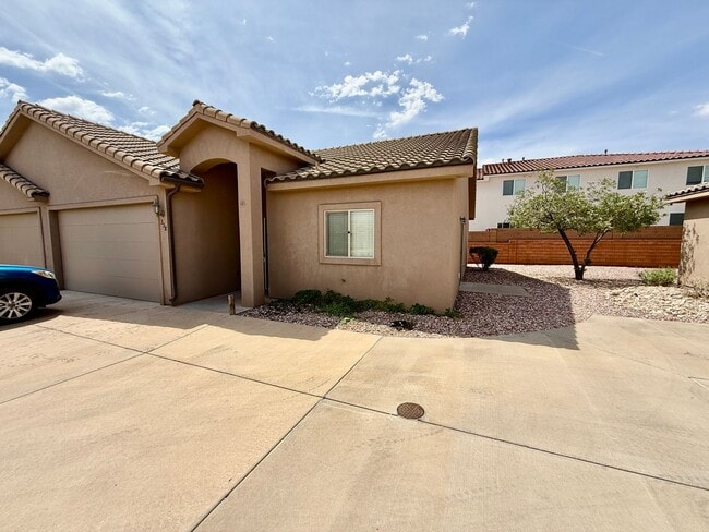 Building Photo - Spacious & Sunny Home in Quiet Hurricane N...
