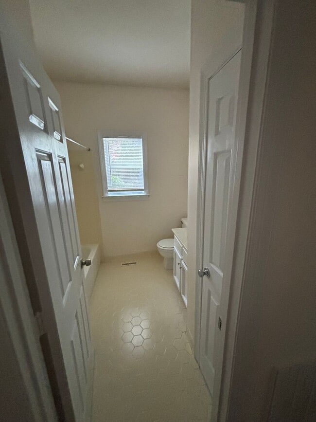 Building Photo - Great condo, GREAT PRICE! APPLY NOW!!