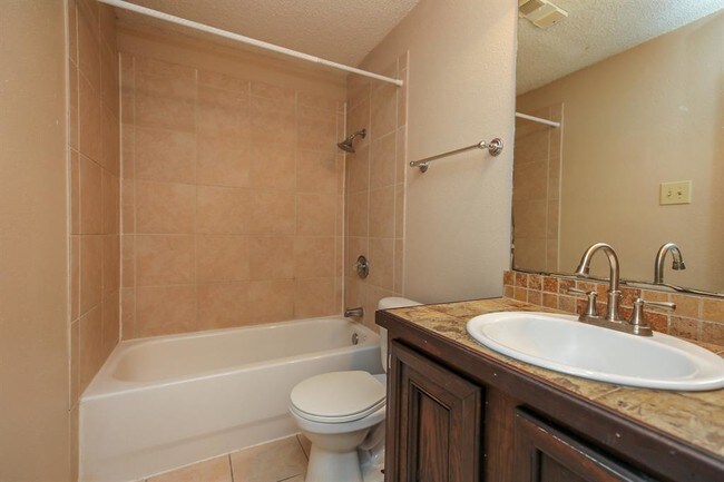 Building Photo - 17417 Red Oak Dr