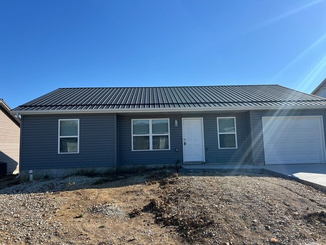 Building Photo - Brand new 3 beds 2 baths house