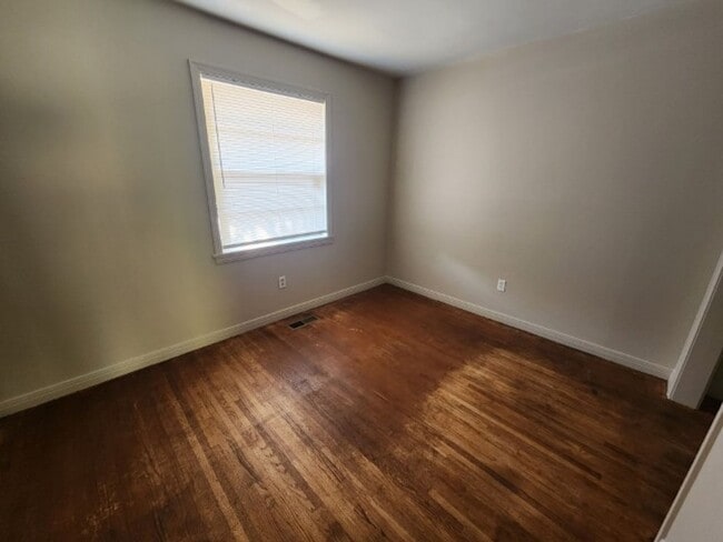 Building Photo - 104 Valley View Dr