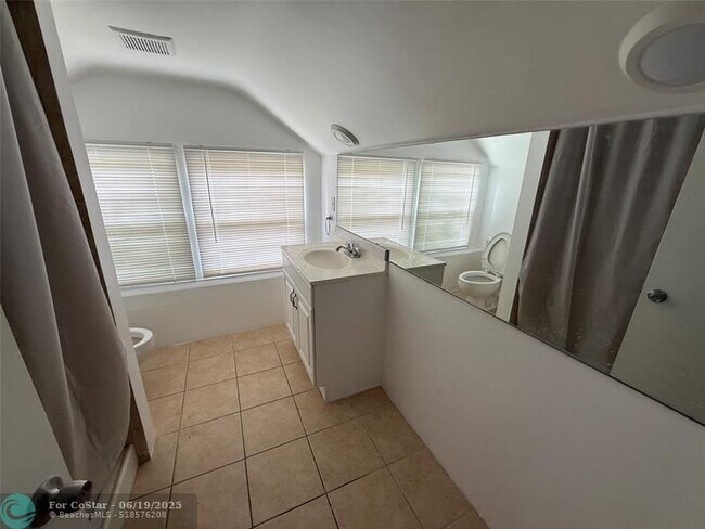 Building Photo - 5025 SW 64th Ave